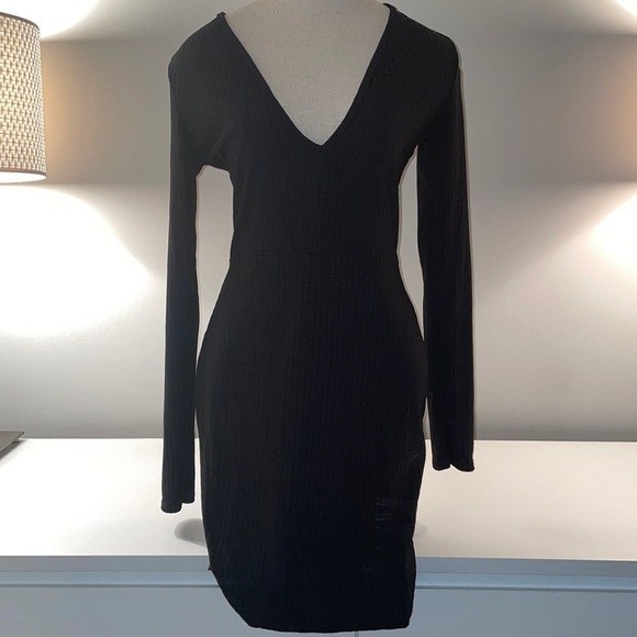 Black V Neck Long Sleeve Midi Dress
PrettyLittleThing - Picture 4 of 7